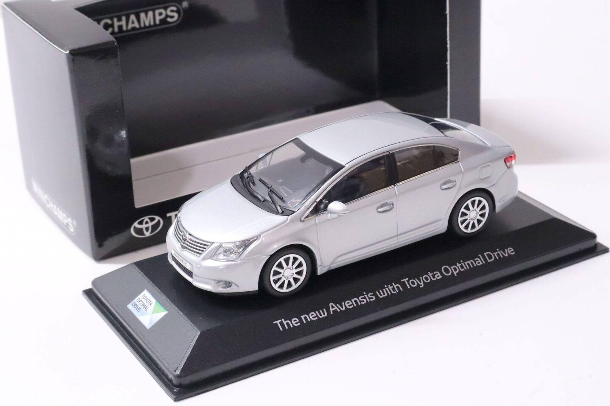 Minichamps 1:43 Toyota Avensis T27 Berlina Argento - Modellino Pressofuso Collezione
