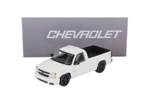 Macheta auto Chevrolet Silverado Single Cab 2006 Alb 1:64 Para64