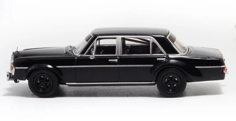 Macheta auto Mercedes Benz 300sel Negru 1:64 Street Weapon Bsc - imagine 3